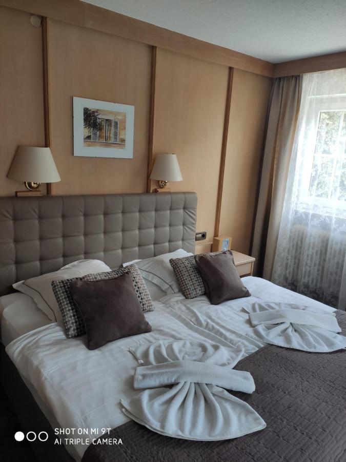 Hotel-Restaurant Zum Hirschhaus Inklusiv Chiemgaukarte ルーポルディング エクステリア 写真